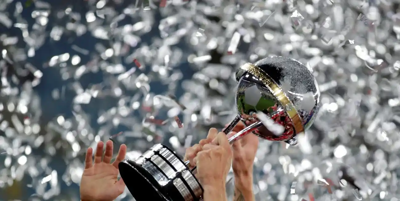El trofeo de la Copa Sudamericana. Crédito: REUTERS/Ricardo Moraes