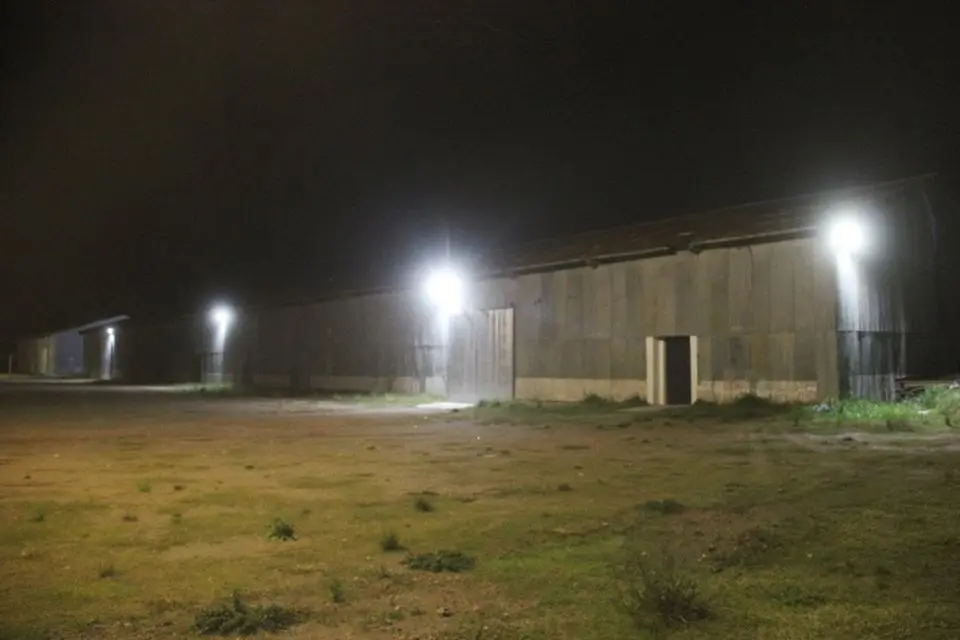 Trabajos de iluminación en los galpones del ferrocarril