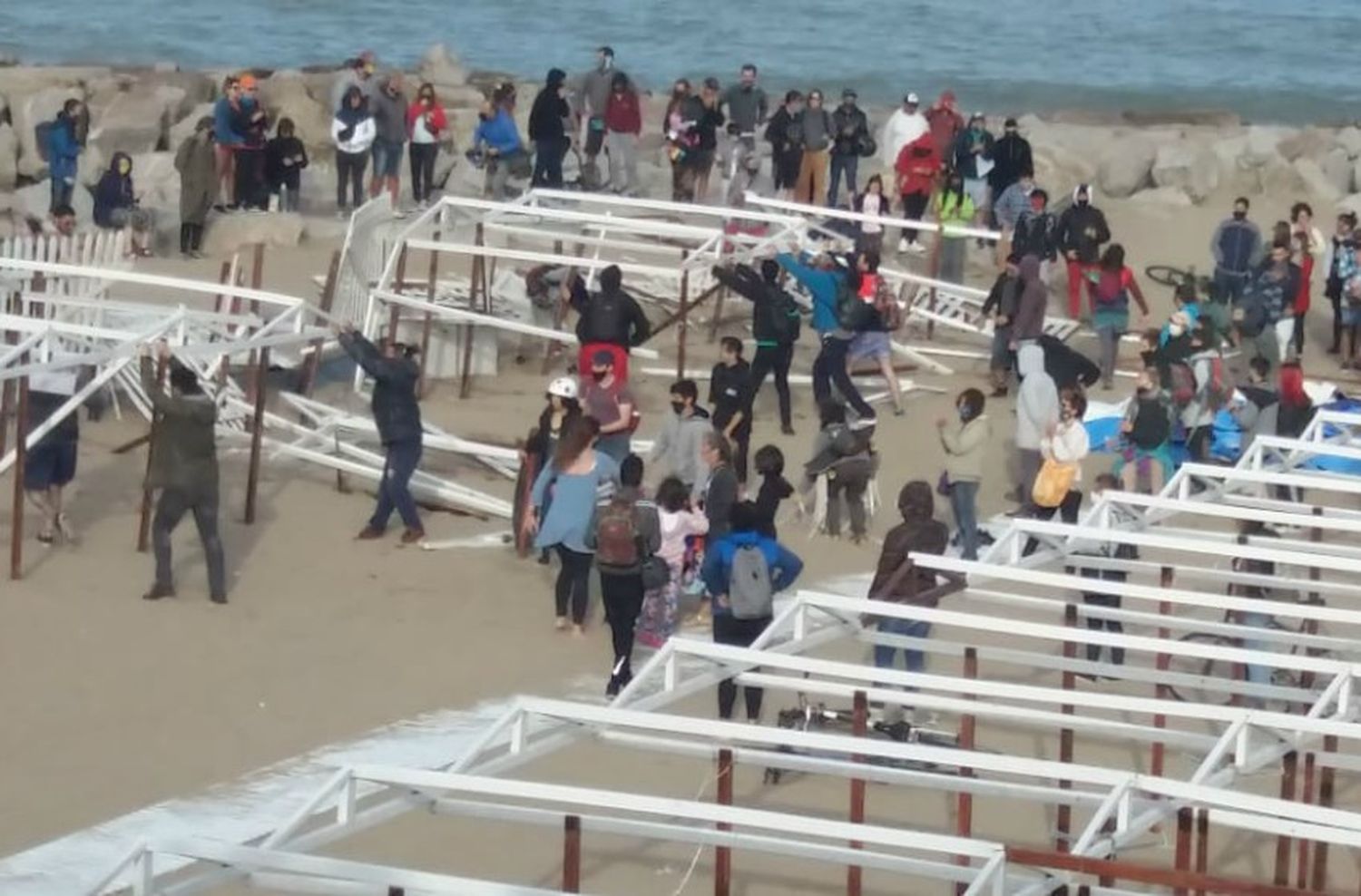 Vecinos "en defensa de la playa pública" quitaron el cerco y desarmaron las carpas en Perla Norte