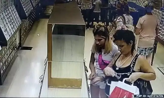 Así robaban dos "mecheras" en una óptica en San Martín al 600
