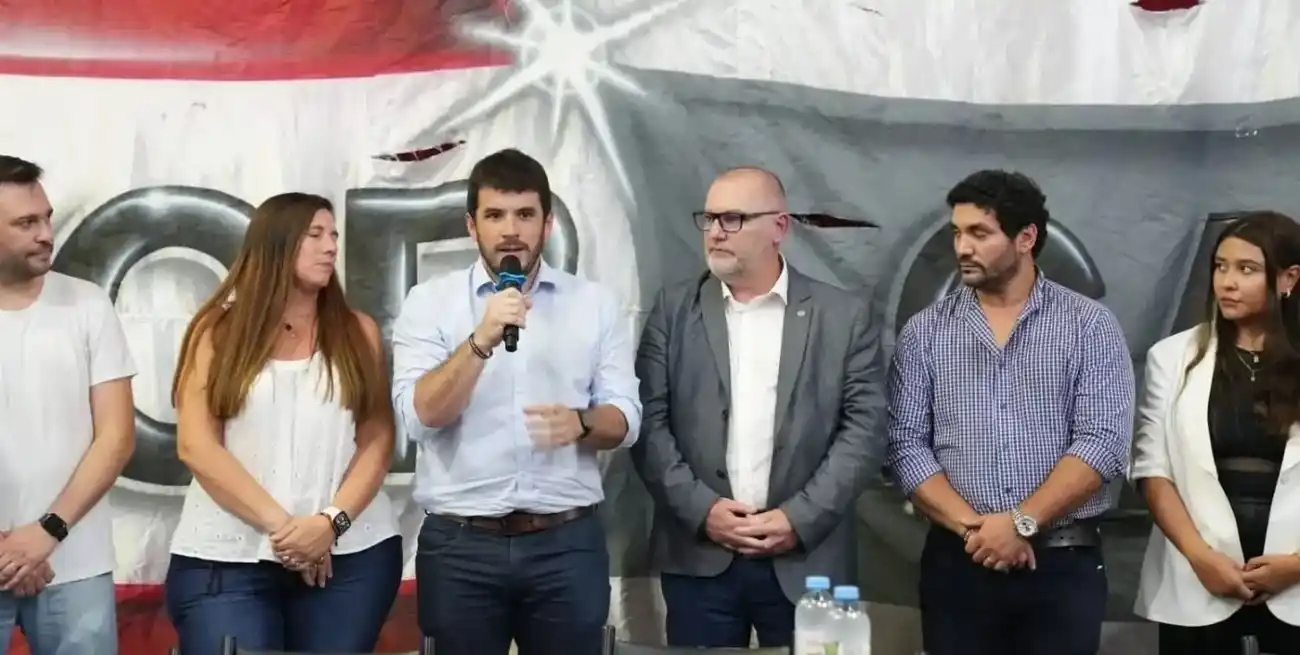 Hernán Rossi asumió en la UCR porteña y refuerza su vínculo político con Santa Fe.