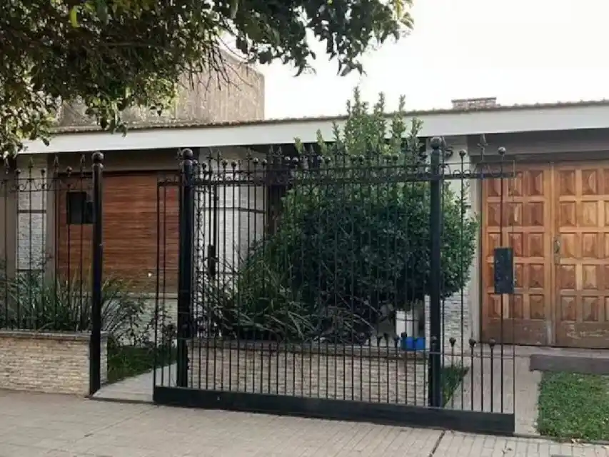 Tenía antecedentes por violencia y una orden de restricción vigente.