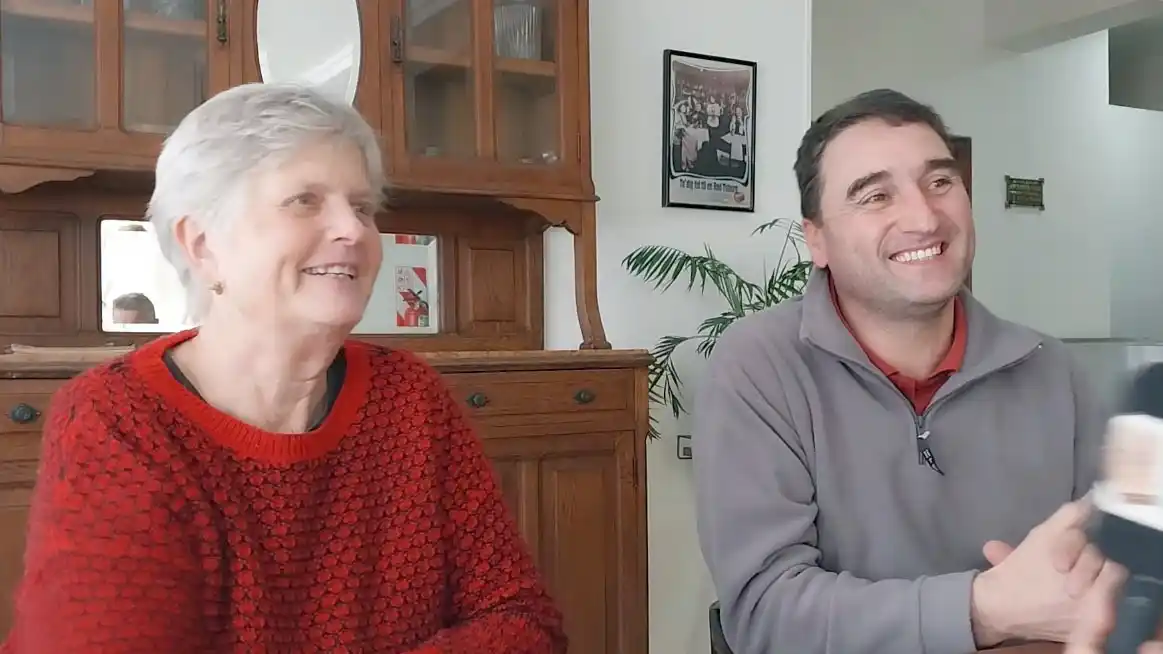 Nina Andersen, integrante de la Iglesia Danesa Evangélica Luterana y Cristian Rasmussen, presidente del club