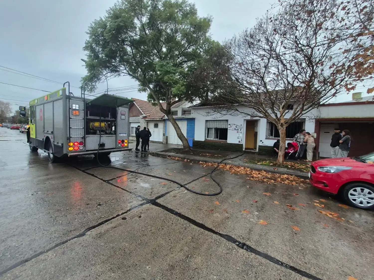 Bomberos controlaron un incendio en una vivienda del barrio San Carlos