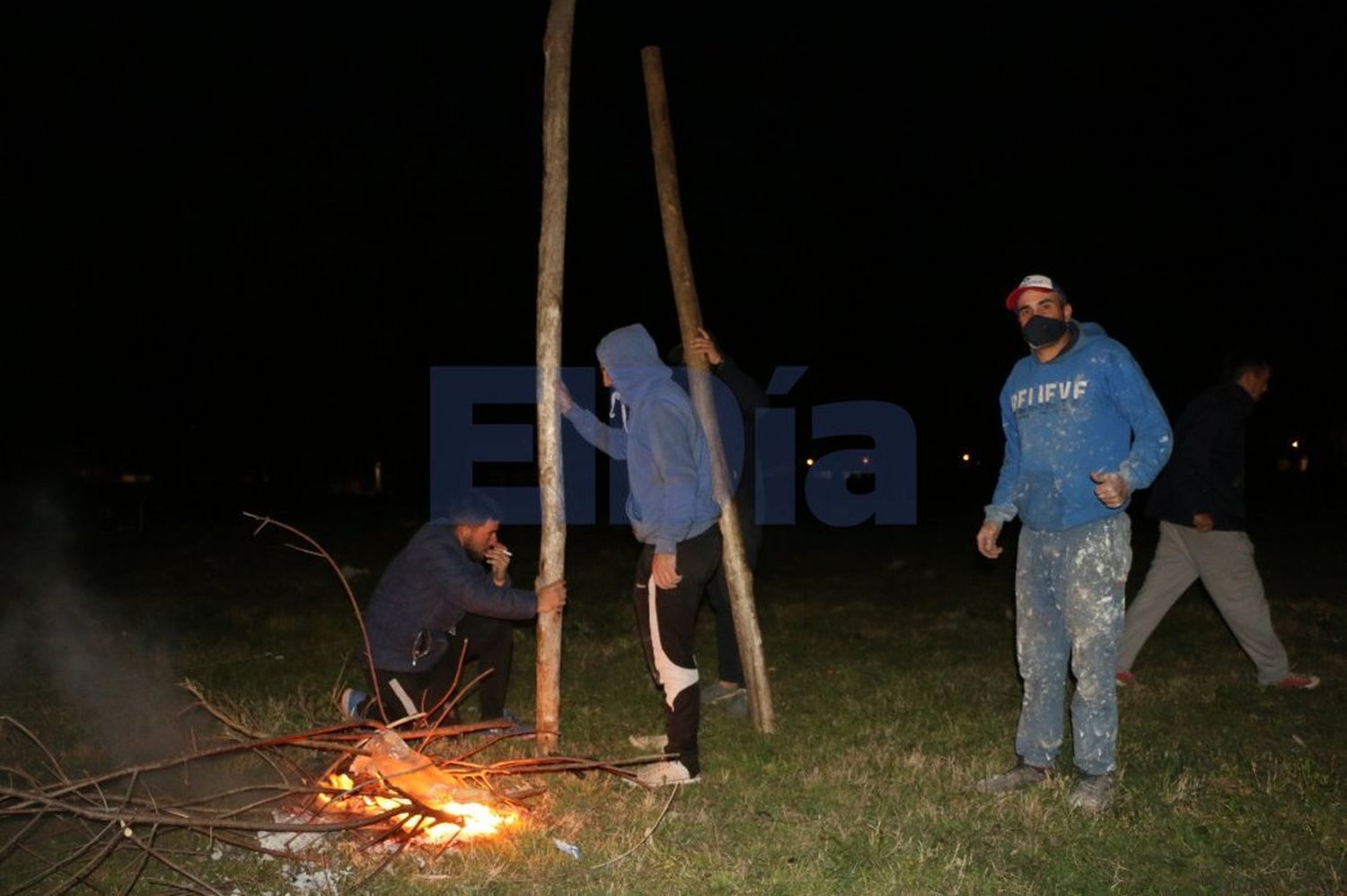 Intentaron construir casillas con lonas y maderas.