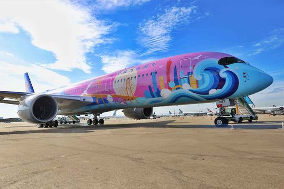 El Airbus A350 más colorido del mundo fue revelado en una celebración deportiva