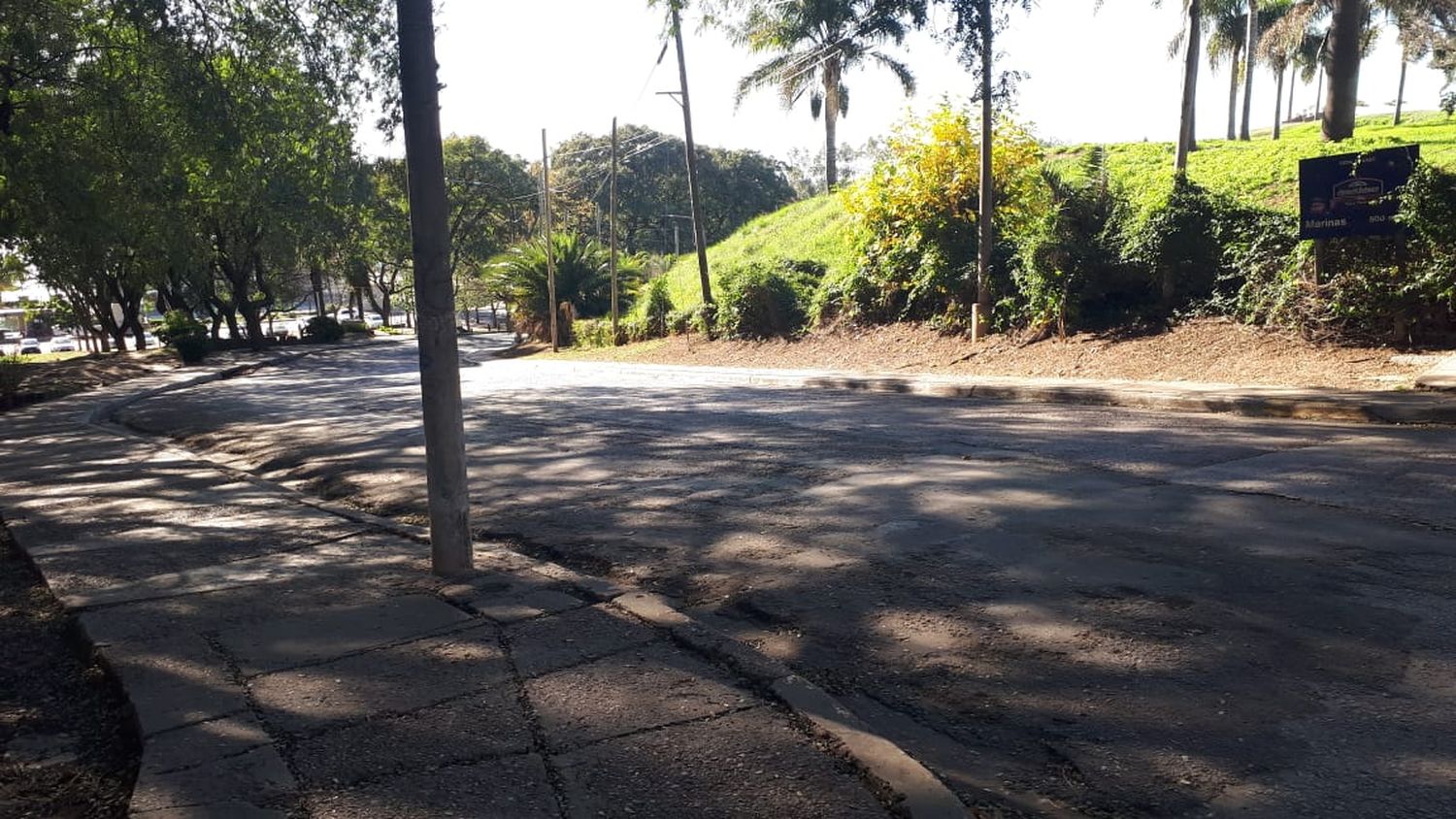 Susto: evitaron que un auto estacionado sin freno cayera por la bajada de Náutico