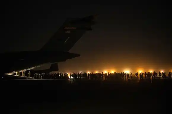 DESESPERADA salida de afganos, ¿cómo  logran huir en medio del caos?