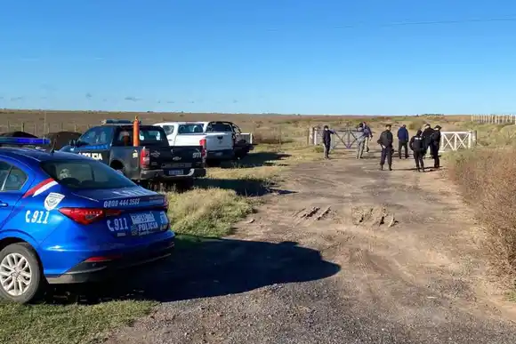 Investigan la muerte de un hombre hallado en un campo con dos balazos