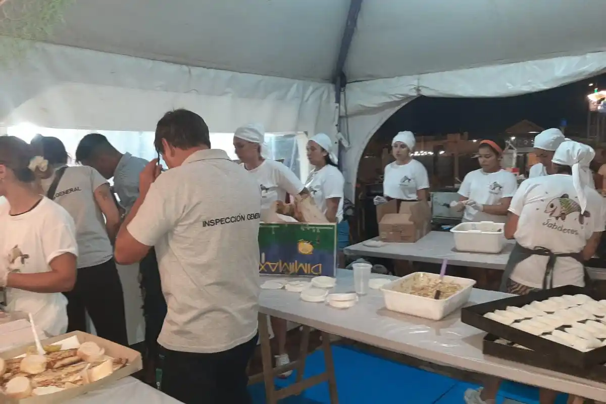 Realizan controles en el patio de comidas de la Fiesta del Pescado y El Vino