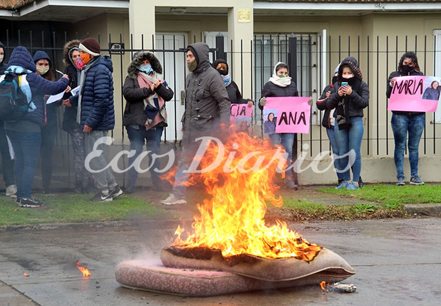 Un reclamo con fogatas en la calle