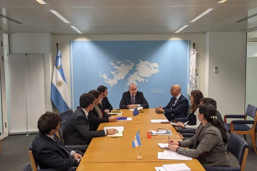 Perotti mantuvo reuniones de trabajo con funcionarios de la embajada argentina ante la UE