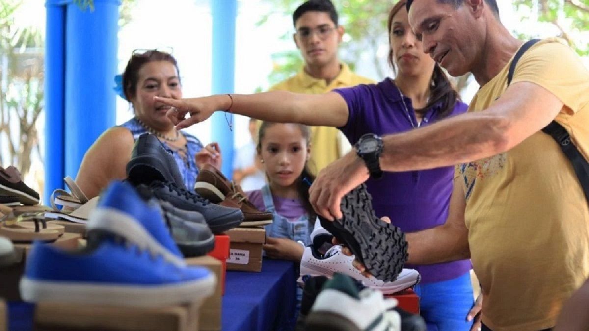 ¿Y los sueldos? Ministerio de Educación comienza dotación de uniformes y calzados para los docentes