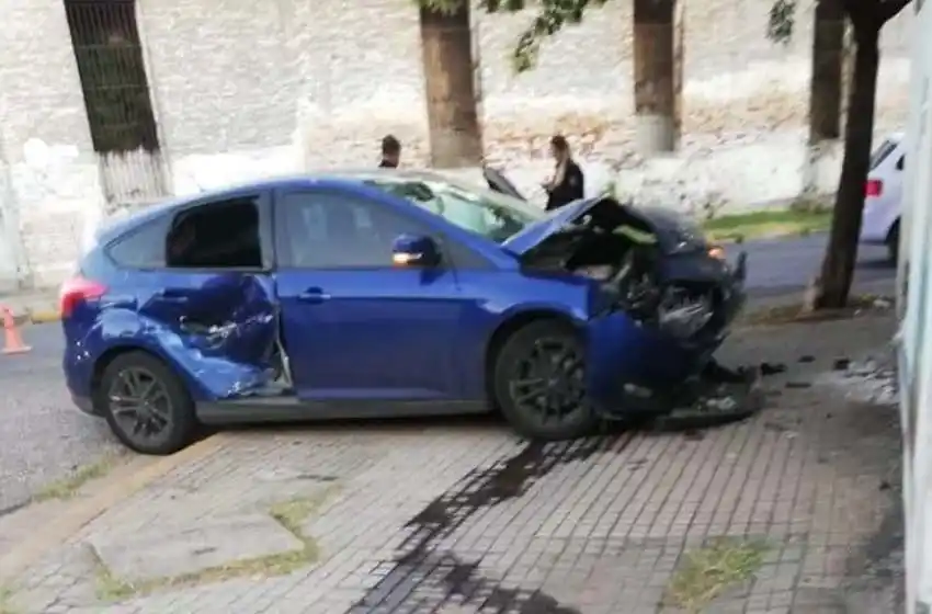 Un auto terminó estrellado contra un paredón tras chocar contra otro vehículo