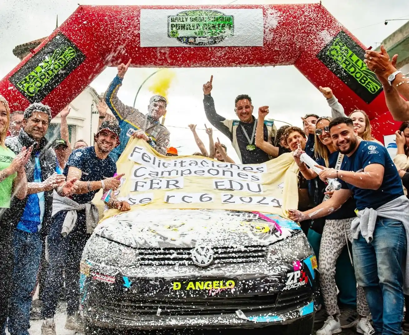 Vallero, Loza y todo su equipo festejando el campeonato