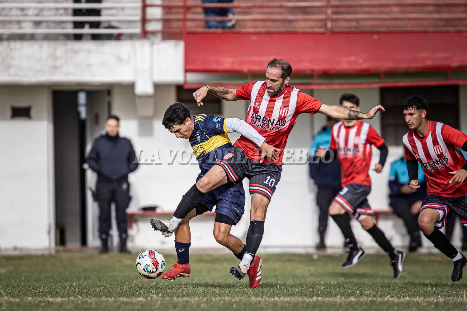 Joaquín Sánchez, de Boca, y Mauricio Daloisio, de Quilmes, luchan la posesión en un reflejo de lo disputado que fue el partido