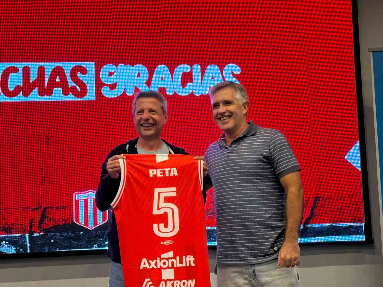 El intendente, Damian Bernate, recibió una camiseta por su apoyo a la institución