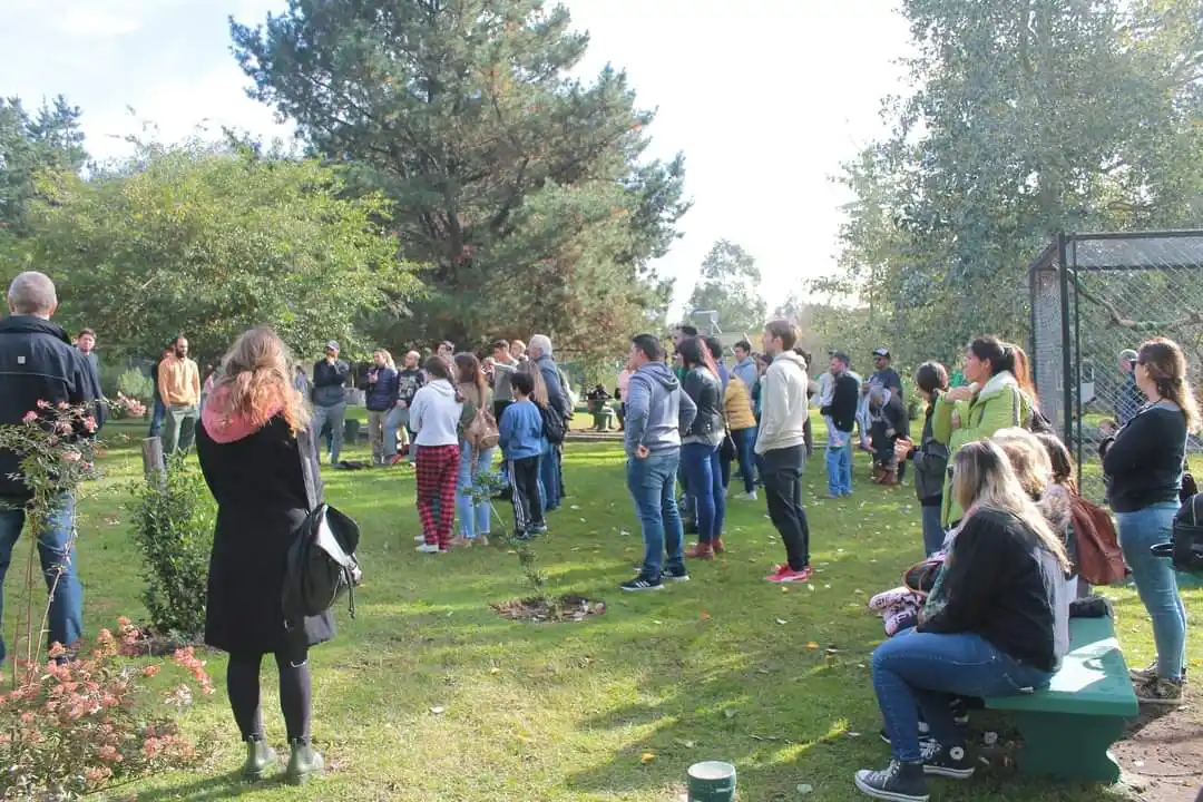 una nutrida cantidad de vecinos se acercó a Granja Los Pibes, donde la agrupación Ahora Tandil, organizó un conversatorio y visita guiada.