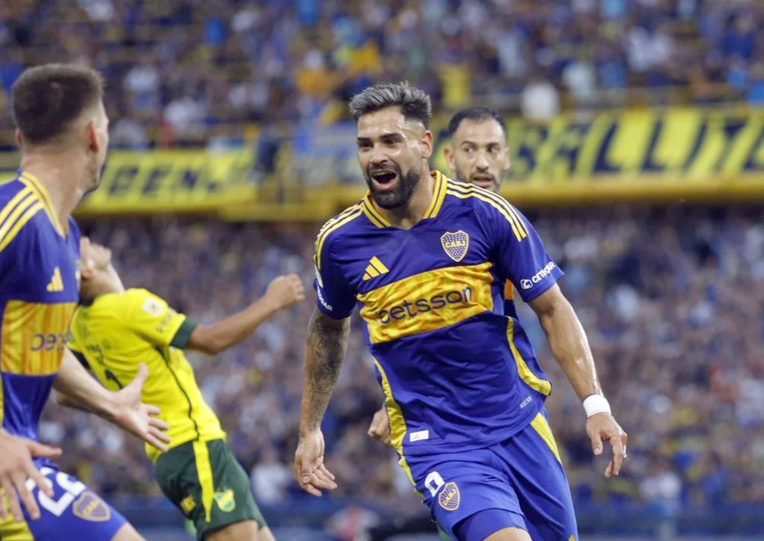 Boca goleó y llegó a la punta