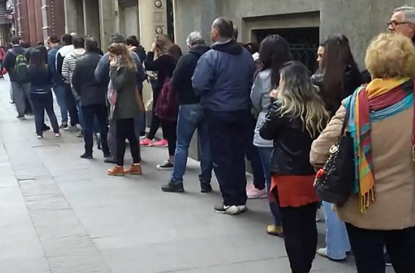 Con un dólar que roza los 60 pesos, largas colas en las casas de cambio rosarinas