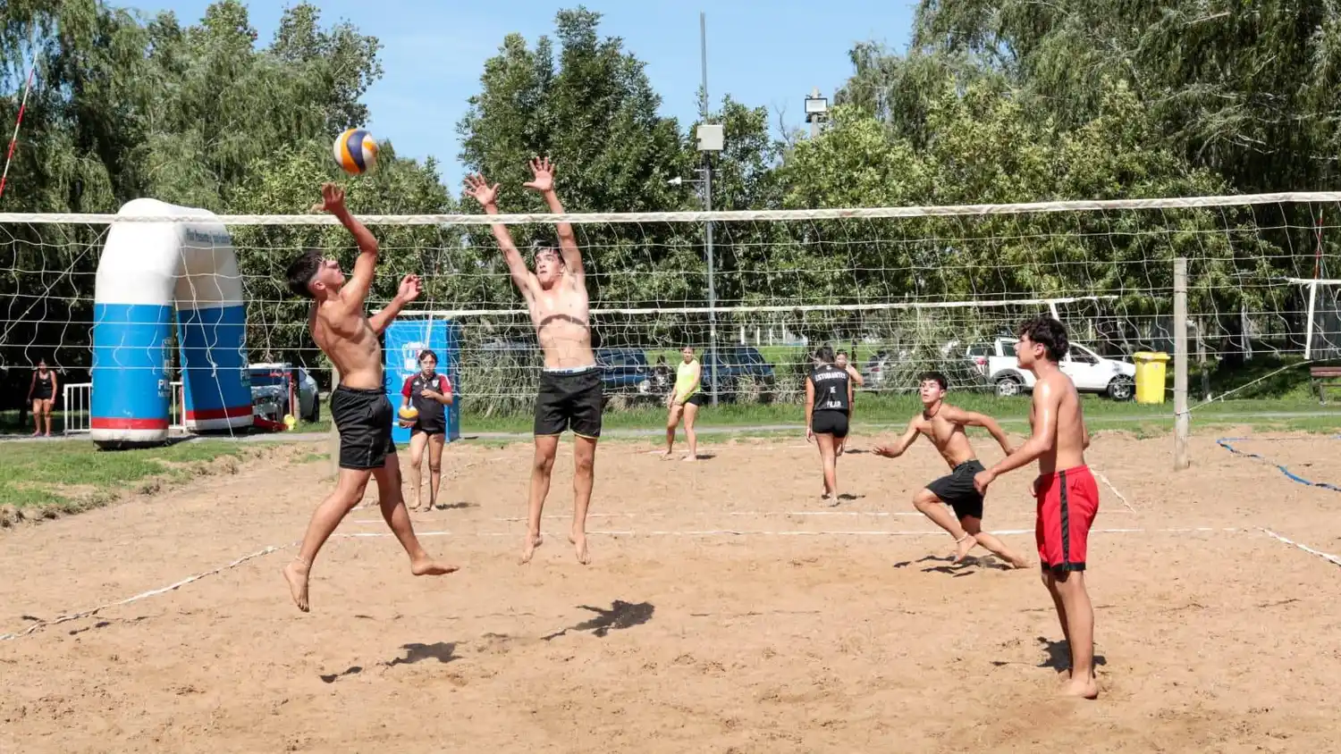 Familias participan de las actividades gratuitas que se desarrollan en el Microestadio Municipal.