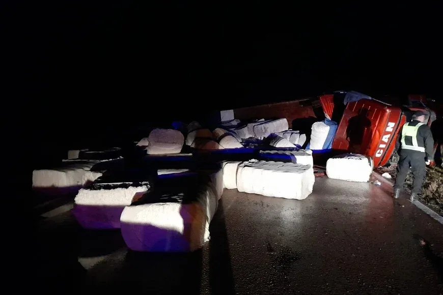 Como consecuencia del choque uno de los camiones volcó su carga.