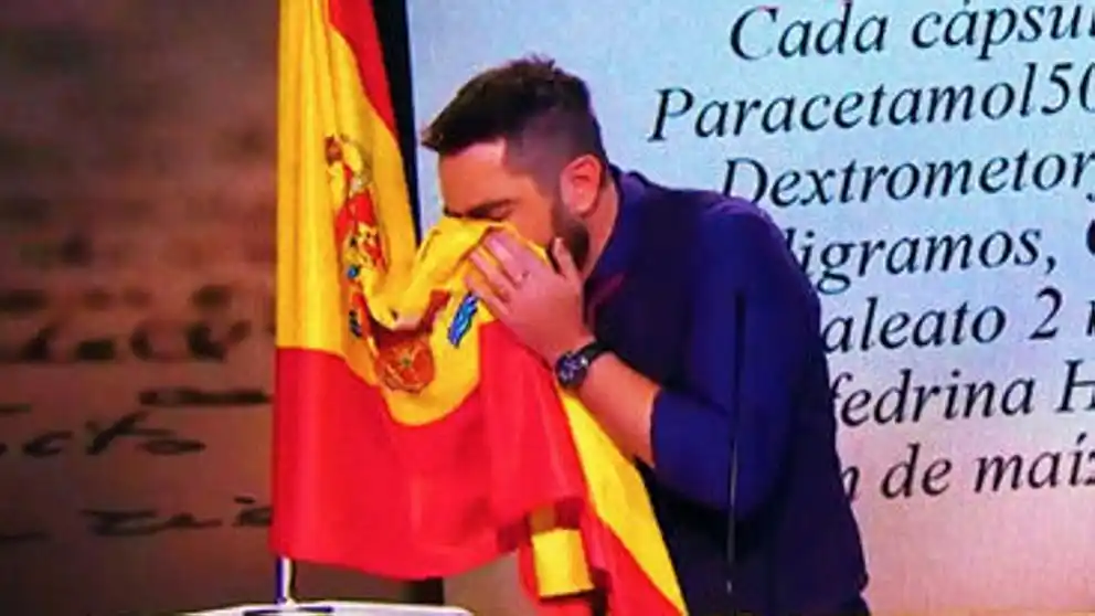 Humorista imputado por sonarse la nariz con la bandera española
