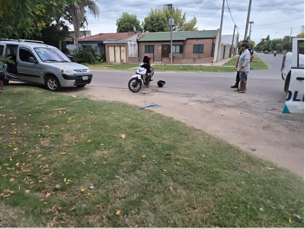 La motociclista fue asistida por personal médico.