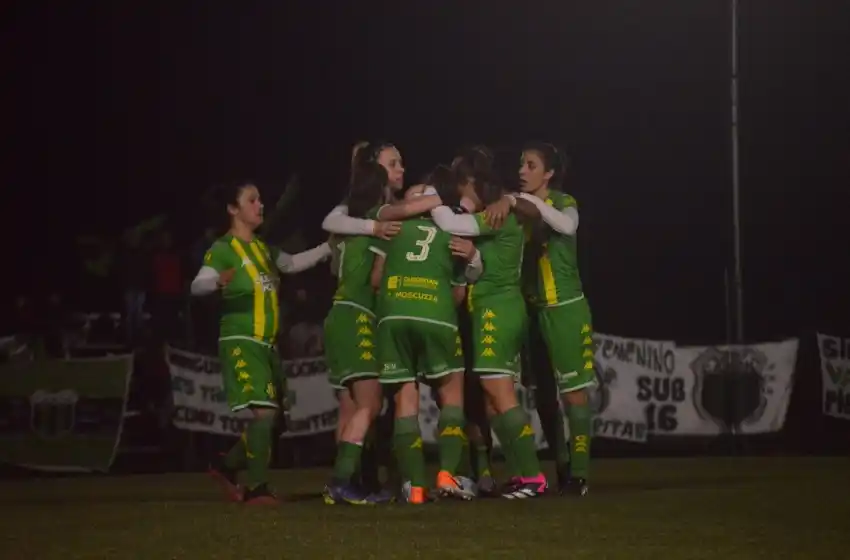 Fútbol femenino: las campeonas siguen a paso firme