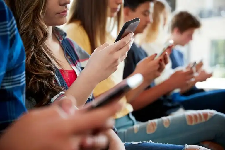Francia se convierte en el primer país de la Unión Europea en prohibir las redes sociales para menores de 15 años