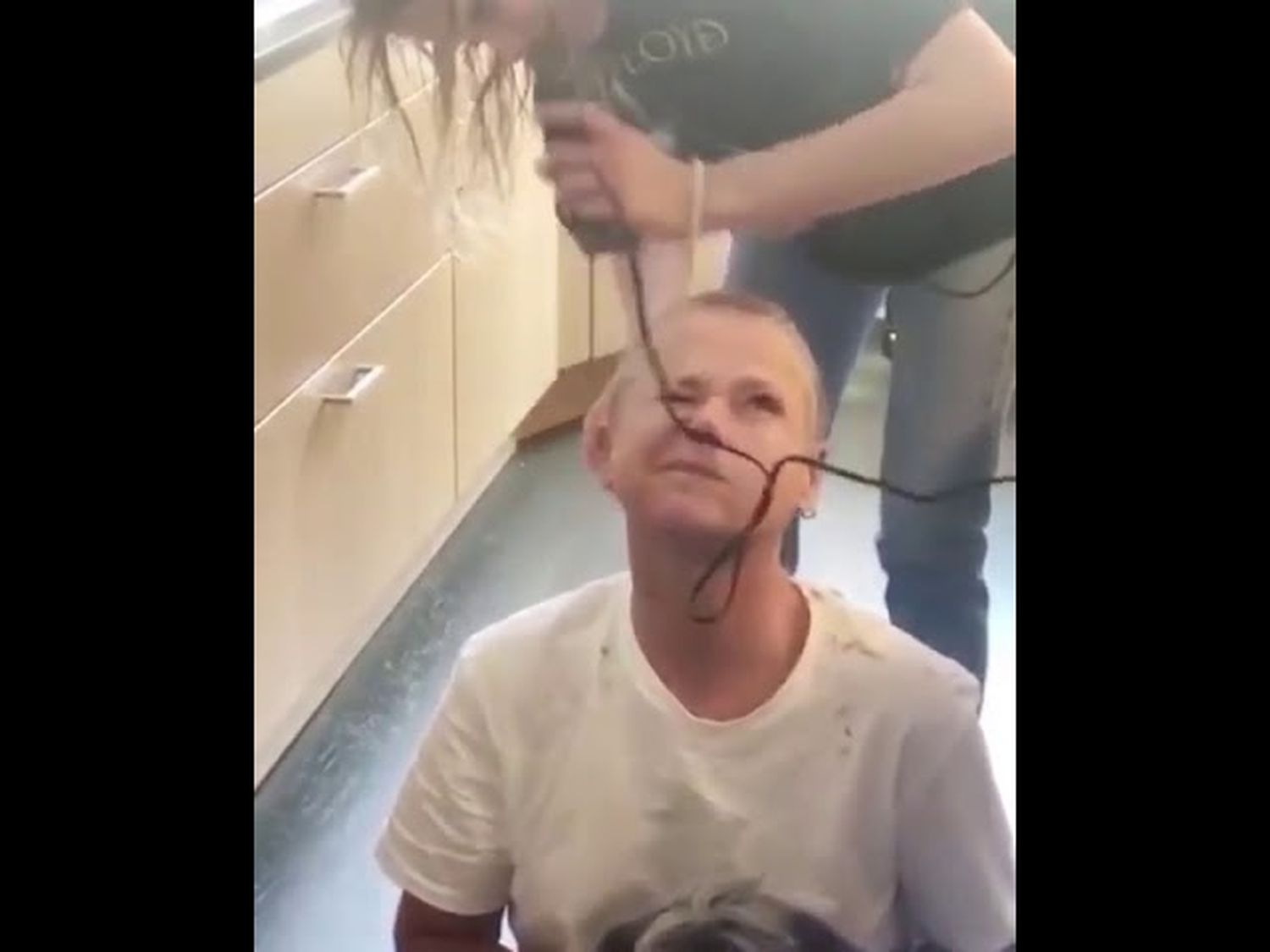Xuxa se dejó rapar por su hija y compartió el video en las redes