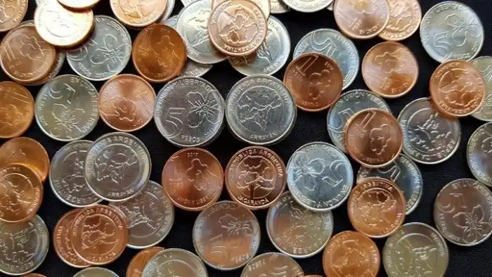 Ya circulan las nuevas monedas de 1 y 5 pesos