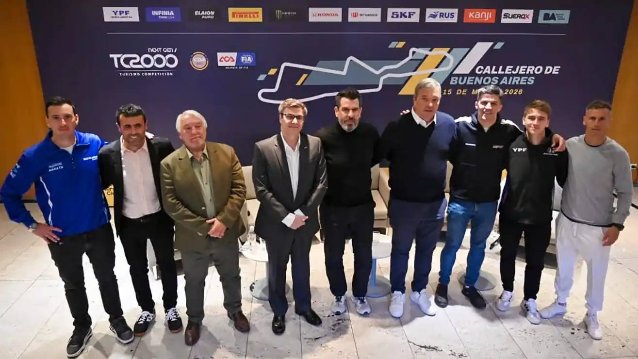 Los participantes en la presentación, con Pernía en primer lugar desde la derecha.