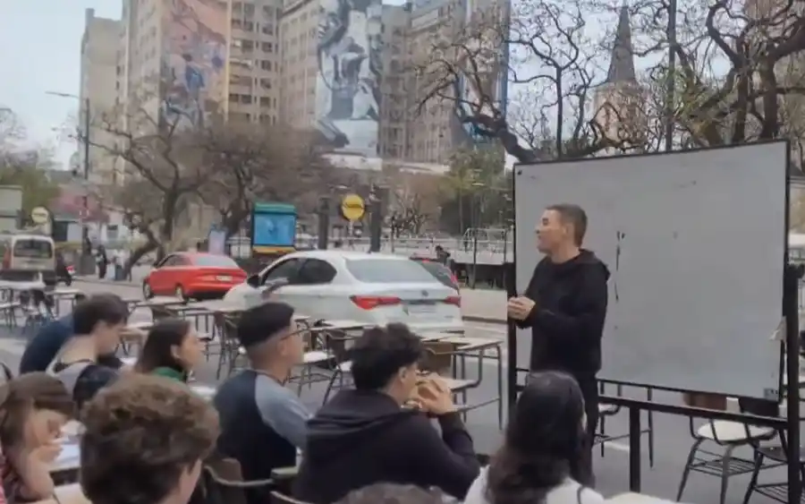 Costa dio una clase pública