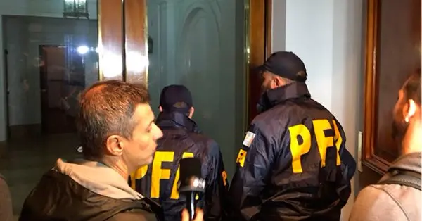 Allanamiento en el edificio donde vive Cristina