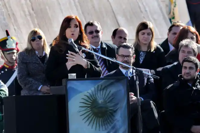 La presidenta volvió a hablar de “democratizar a los tres poderes”