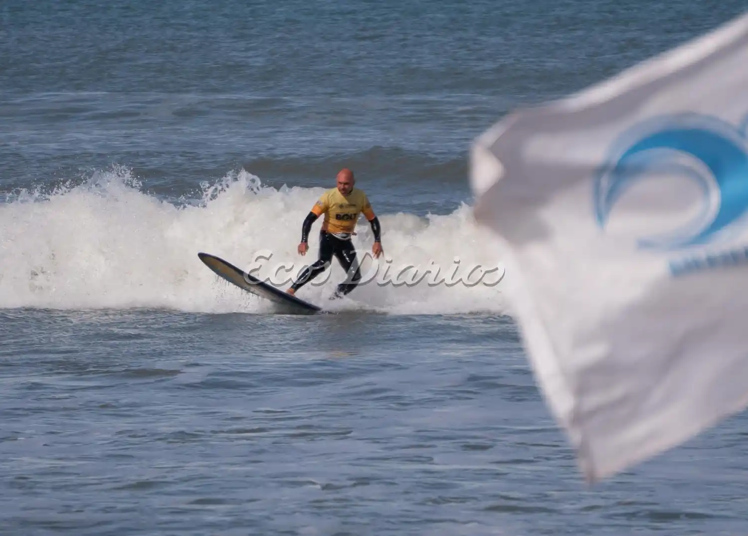 Práctica de surf en el “Lightning Bolt Arenas Verdes”