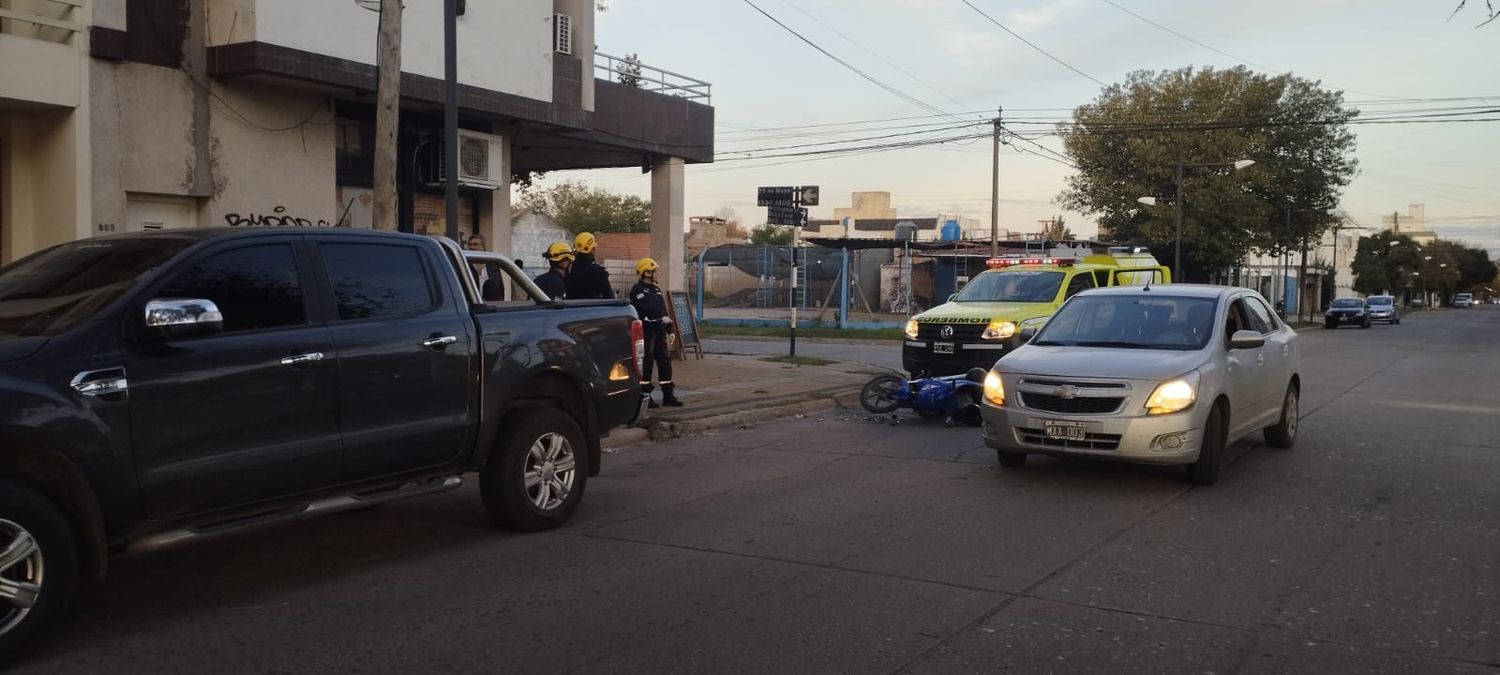 Un auto, una moto y una camioneta protagonizaron un accidente. Crédito: Bomberos de Venado Tuerto.