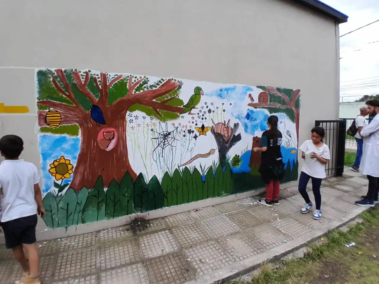 El mural fue realizado por estudiantes y docentes de la institución.