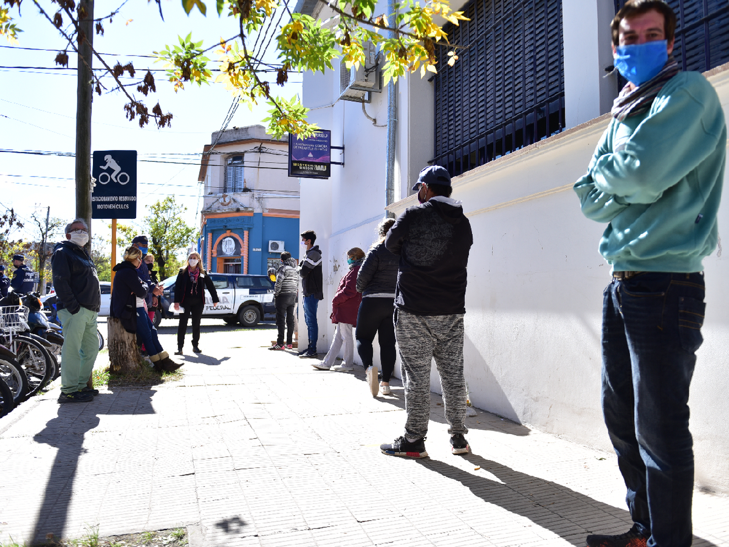 Larga cola para cobrar el IFE en el Correo Argentino 