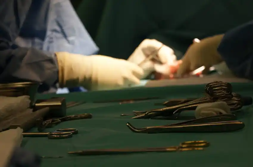 Escándalo: denuncian que a una paciente le apuntaron la pierna equivocada