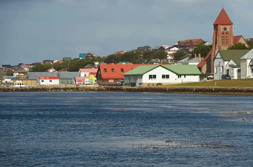 "Falklands" es la forma en los ingleses llaman a las Islas Malvinas.