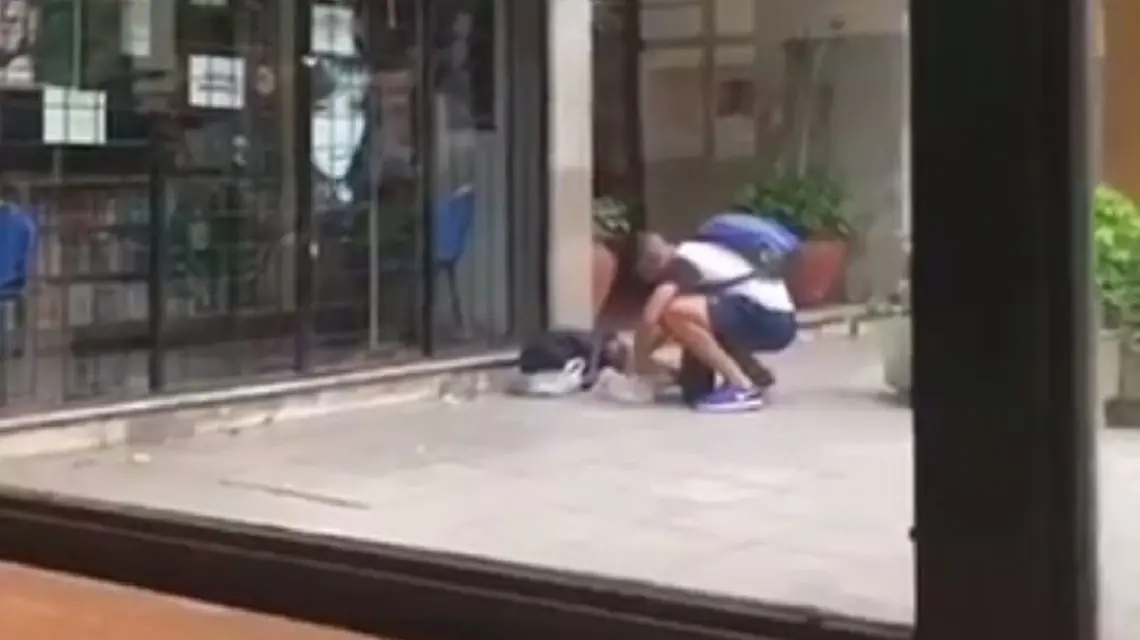 El emotivo gesto de un jugador de Gimnasia La Plata con un nene que dormía en la calle