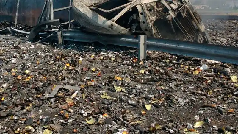 Volcó un camión en la Ruta 14 y explotaron los aerosoles que llevaba