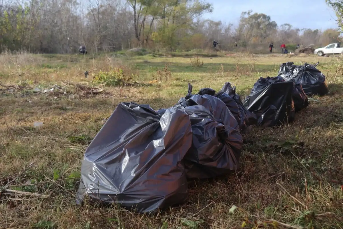 Realizaron una limpieza profunda de microbasurales en el Barrio Molinari y llenaron más de 100 bolsas con residuos