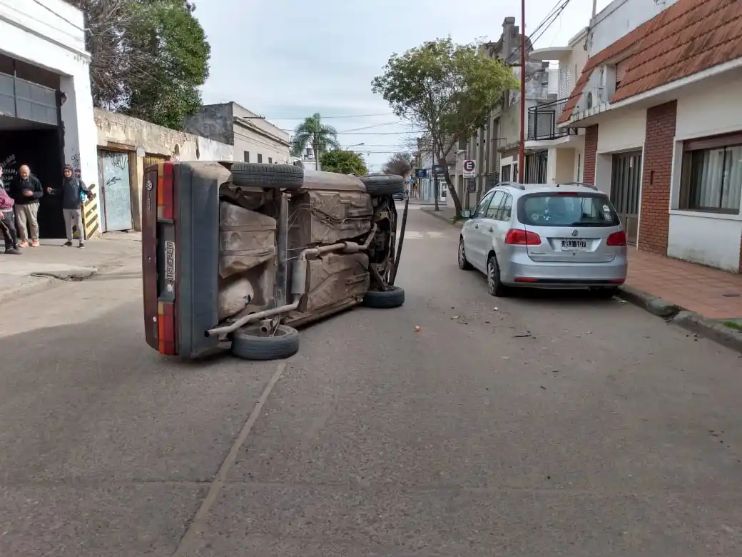 Perdió el control de su vehículo y volcó en pleno centro de la ciudad