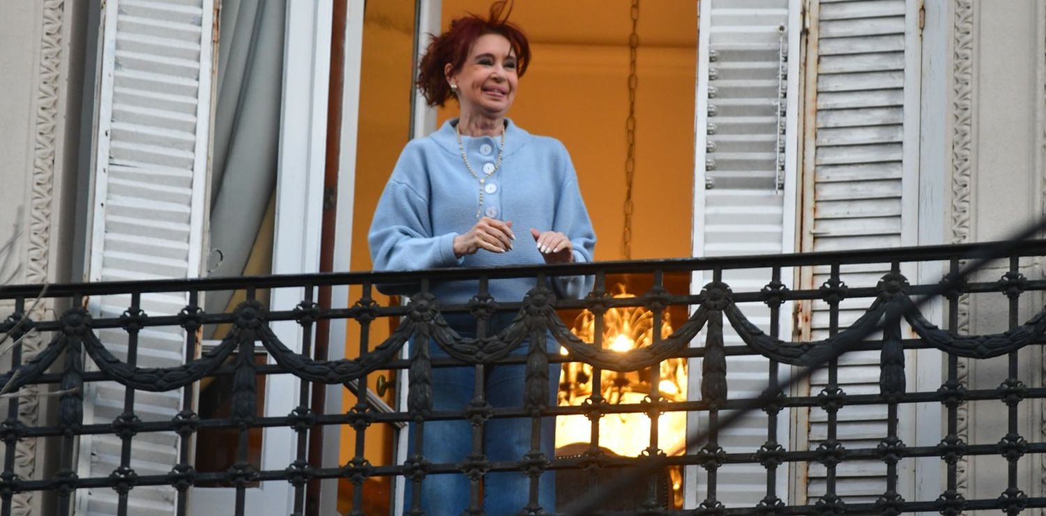 Cristina Kirchner volvió a salir al balcón este sábado, en su casa de San José 1111. Foto Marcelo Carroll