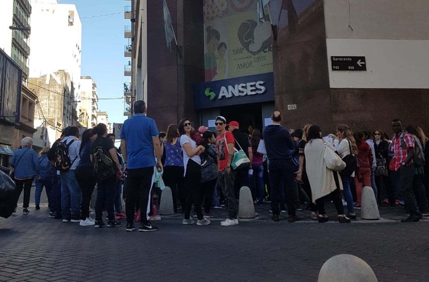 Sin sistema en ANSES: largas filas con personas mayores y mujeres con bebé en brazos