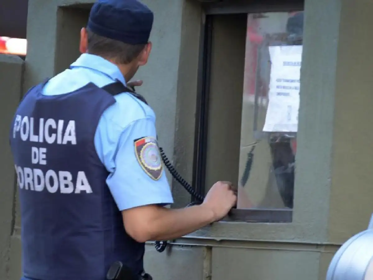 Un Policía encontró a un ladrón en su casa, lo siguió y mató en la calle