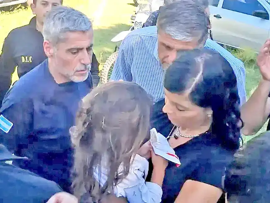 La niña, al reencontrarse con su familia.